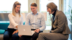 Drei OCG Mitarbeiterinnen arbeiten in Büro am Laptop