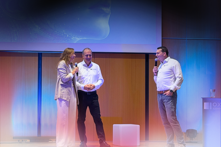 Speaker im Austausch auf der Bühne beim Security & Efficiency Summit 2026 von Oxford Computer Group.
