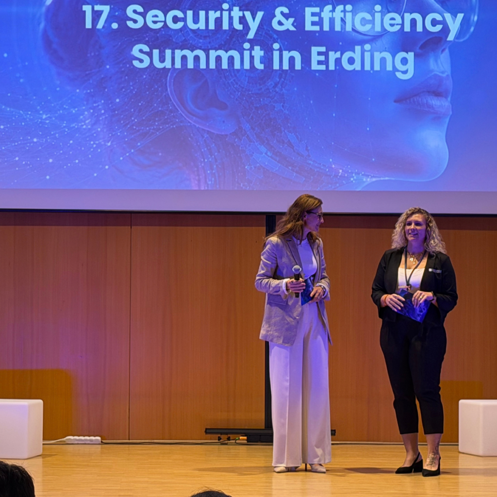 Presenter welcoming the speakers at the 17th Security & Efficiency Summit 2026 in Erding